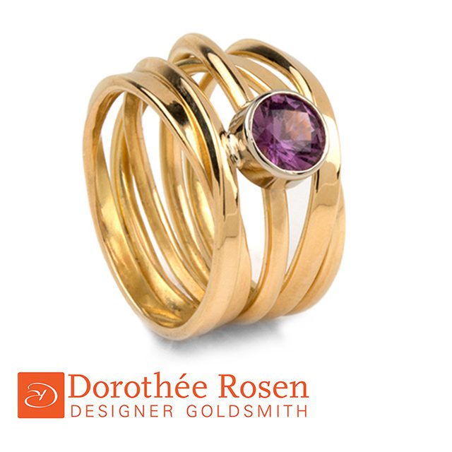 18k yellow gold Onefootere ring with 0.93ct burgundy sapphire ... YUM!