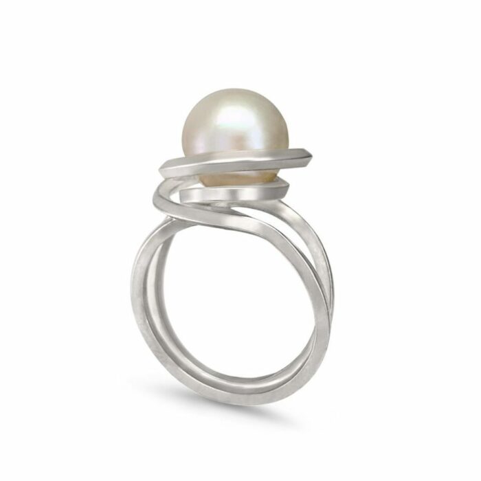 side view of the Kasumiga pearl ring in sterling