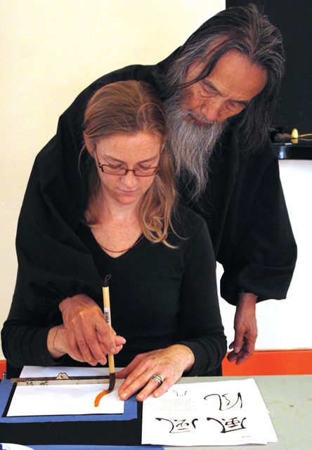 Dorothee Rosen doing calligraphy with Kazuaki Tanahashi Jewellery Inspiration