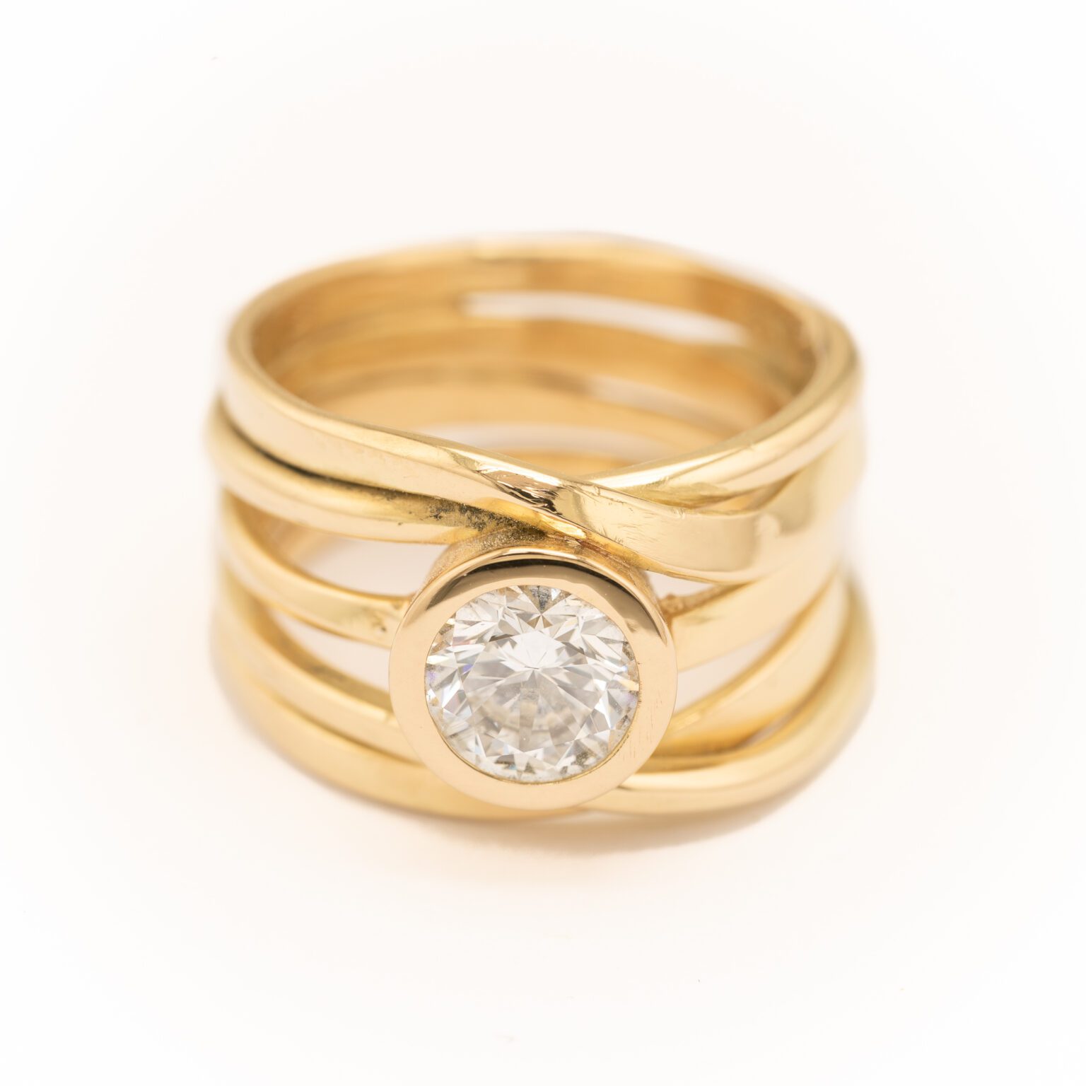 #344 Dorothee Rosen handmade onefooter ring with 1.50ct labgrown diamond ring in 18k Yellow Gold