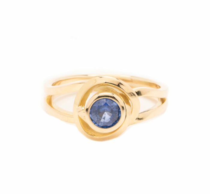 18k gold Knot ring with sapphire