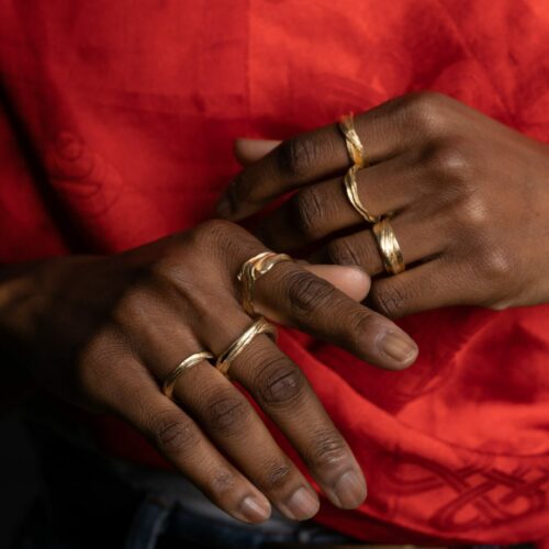 DorotheeRosen Fairmined ECO gold Engagement Rings _FLOW_Series_hands_1