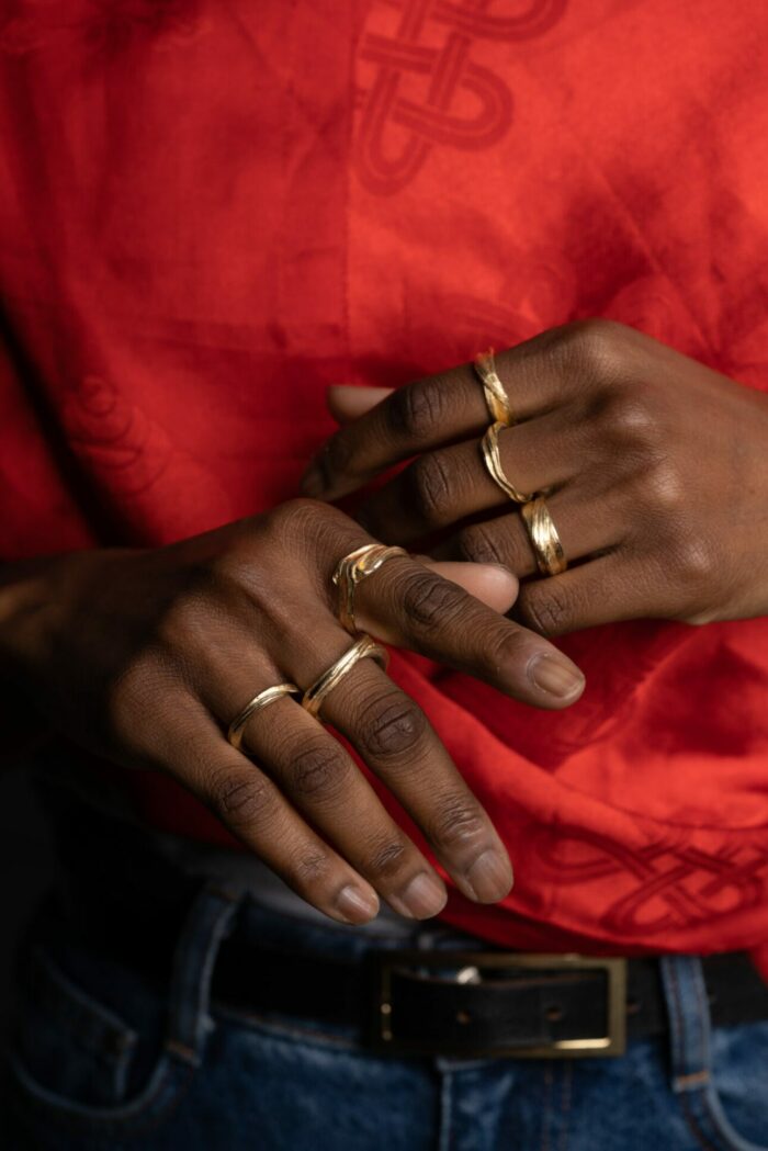 DorotheeRosen Fairmined ECO gold Engagement Rings _FLOW_Series_hands_1