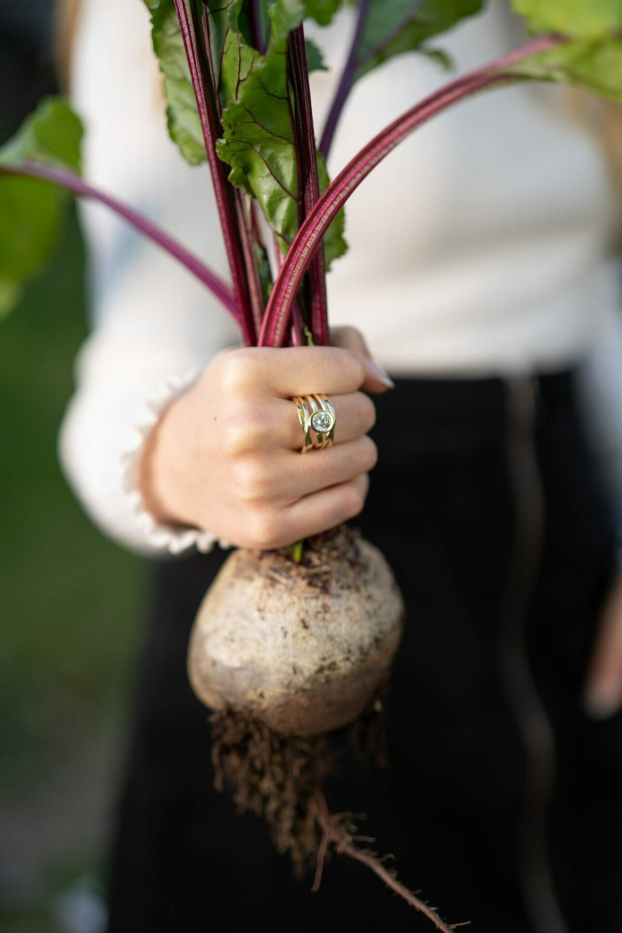 DorotheeRosen_OneFooter_Ring_1.50ct_Diamond_Beet_hand