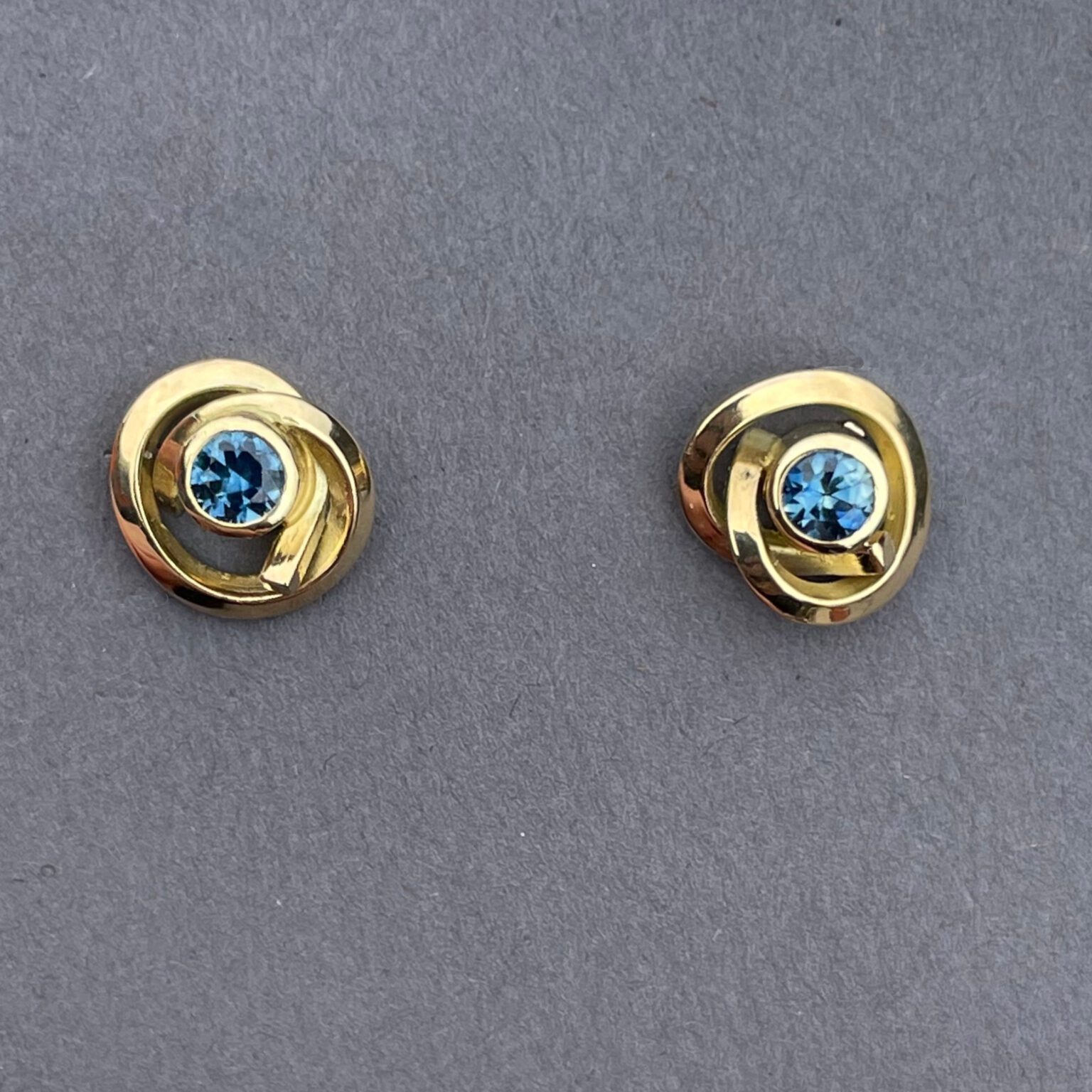 #K003 Knot Earrings Australian Sapph _ 18ky by Dorothee Rosen