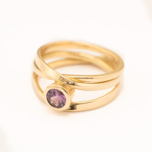 3-loop OneFooter ring in 18k yellow with Pink Sapphire by Dorothée Rosen