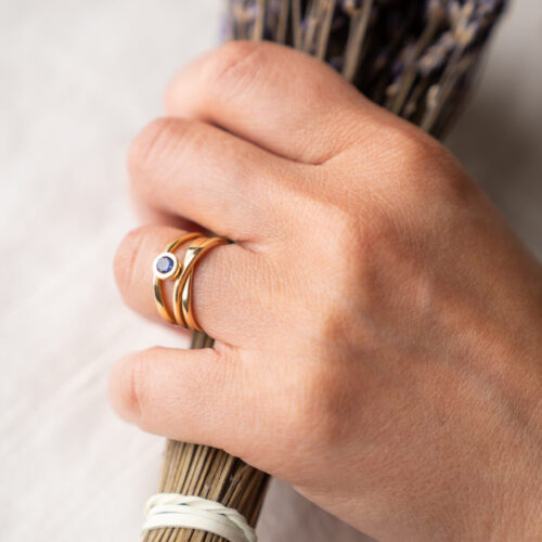 337 - Montana Sapphire - 3Loop - 18kyg - Size 6 - 4mm - Hand Model-4 by Dorothee Rosen