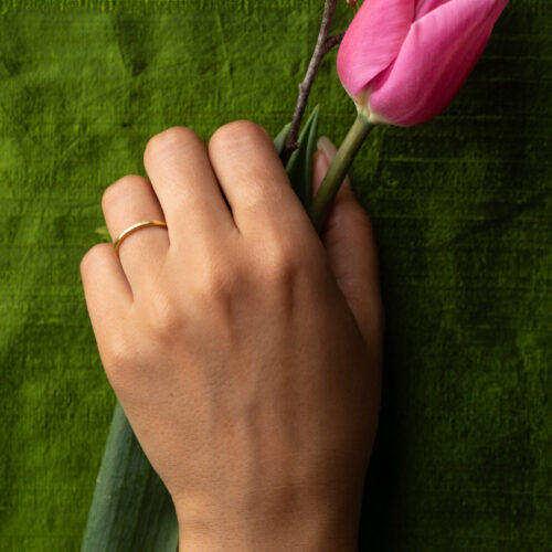 Band_Keeper Ring - 18ky - polished - 3mm - flat - Size 5 - Hand Model by Dorothee Rosen