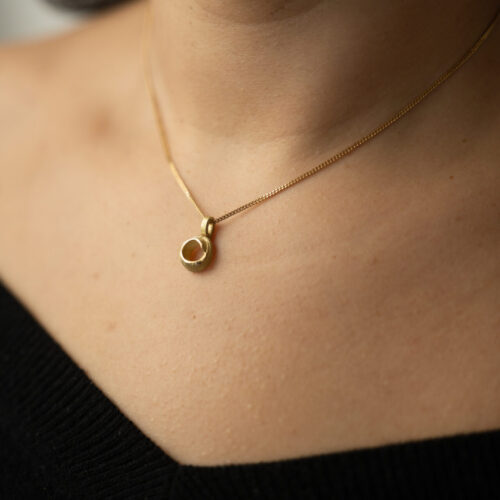 FLOW Pendant No.07 - On Body (11 of 21) by Dorothee Rosen