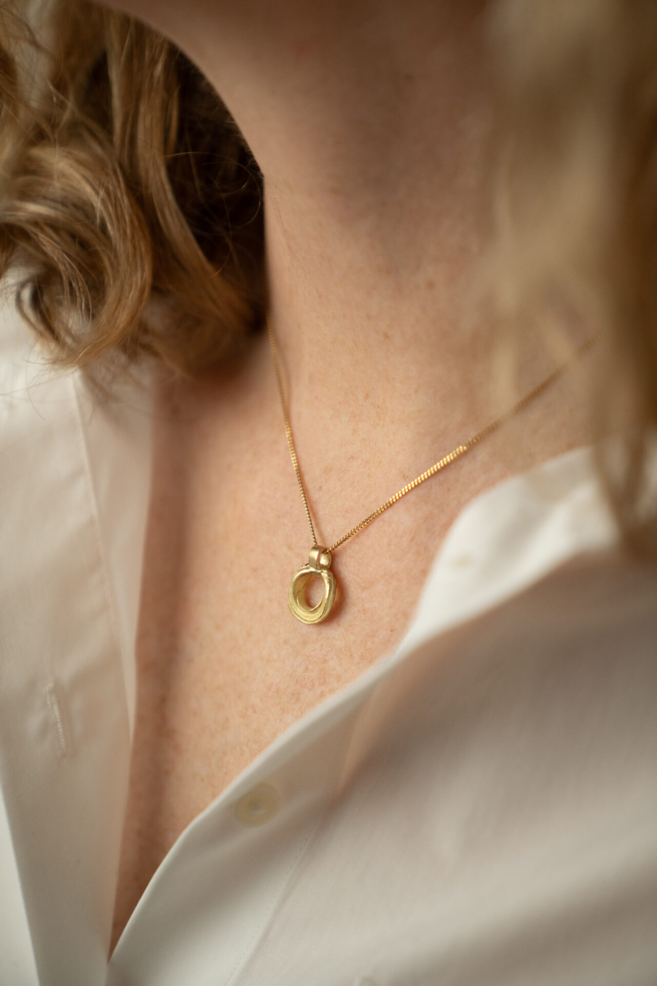 FLOW Pendant No.20 - On Body (14 of 21) by Dorothee Rosen