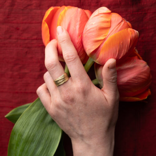FLOW Ring No. 10 - 18ky - Size 7.5 - Hand Model by Dorothee Rosen