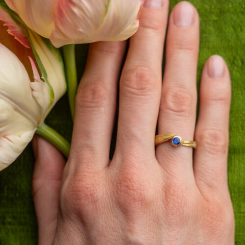 FLOW Ring No. 11 - Blue Sapphire - 18ky - Size 8.25 - Hand Model-1 by Dorothee Rosen