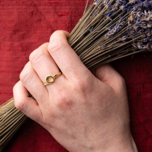 FLOW Ring No. 13 Swirl - 18ky - Size 7.5 - Hand Model by Dorothee Rosen
