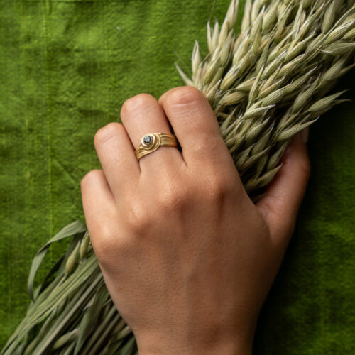 FLOW Ring No. 14 - 18ky - Green Au Sapphire - Size 7 - Hand Model by Dorothee Rosen