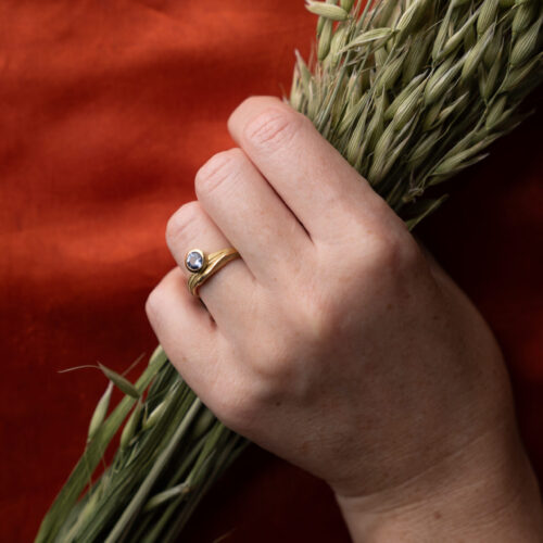 FLOW Ring No. 17 - Blue Sapphire - 18ky - Size 7.5 - Hand Model-1 by Dorothee Rosen