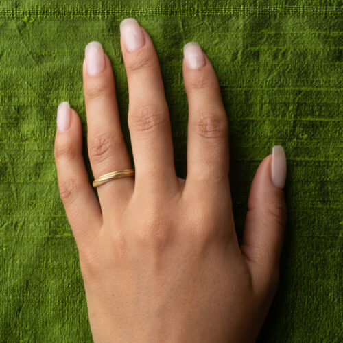 FLOW Ring No. 20 - 18ky - Size 6 - Hand Model by Dorothee Rosen