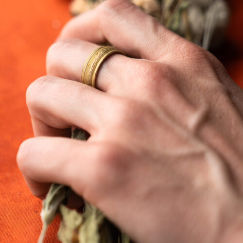 FLOW Ring No. 28 - 18ky - Size 9 - Hand Model-2 by Dorothee Rosen