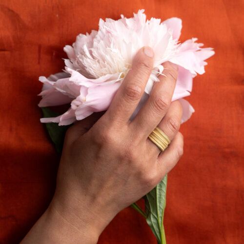 FLOW Ring No. 29 Ring - 18ky FM - size 7 - Hand Model by Dorothee Rosen