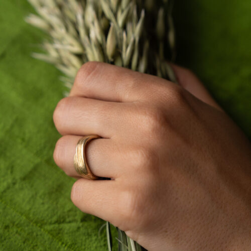 FLOW Ring No. 33 - 18ky - Size 6.5 - Hand Model by Dorothee Rosen