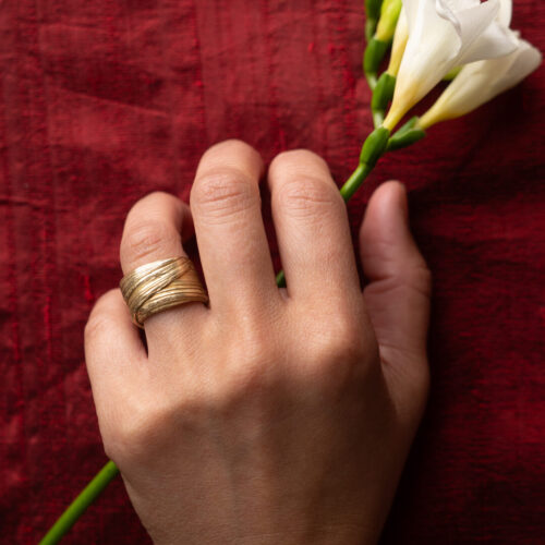FLOW Ring No. 34 - 18ky FM ECO - Hand Model-2 by Dorothee Rosen