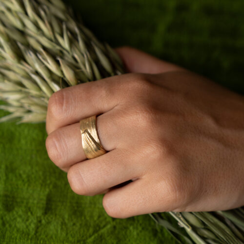 FLOW Ring No. 38 - FM gold - 18ky - Size 6.5-7 - Hand Model-2 by Dorothee Rosen