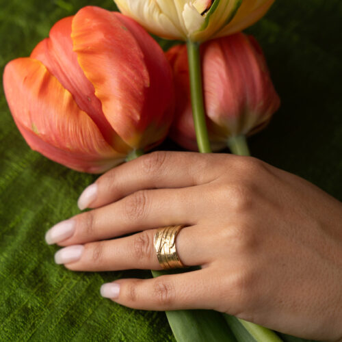 FLOW Ring No. 39 - 18ky FM gold - size 6 - Hand Model by Dorothee Rosen