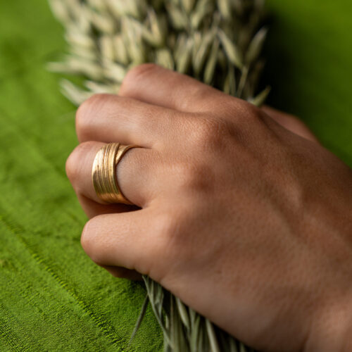 FLOW Ring No. 40- 18ky FM - Size 6.5 - Hand Model-2 by Dorothee Rosen