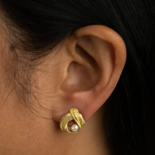 Flow Stud No.05 - 18k 18ky FM ECO gold - pearl - On Body (5 of 8) by Dorothee Rosen