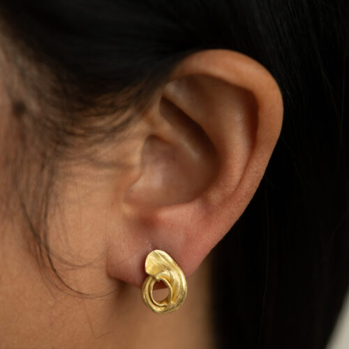 Flow Stud No.07 - 18k FM Gold - ENZO - On Body (8 of 8) by Dorothee Rosen