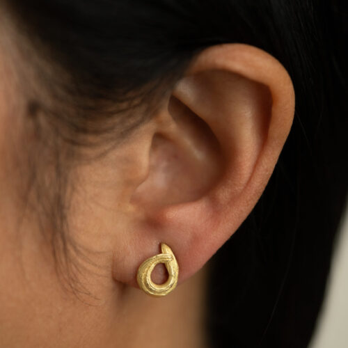 Flow Stud No.08 - 18k 18ky FM ECO gold - ENZO - On Body (7 of 8) by Dorothee Rosen