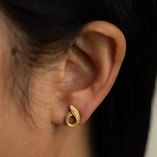 Flow Stud No.09 - 18k 18ky FM ECO gold - ENZO - On Body (6 of 8) by Dorothee Rosen