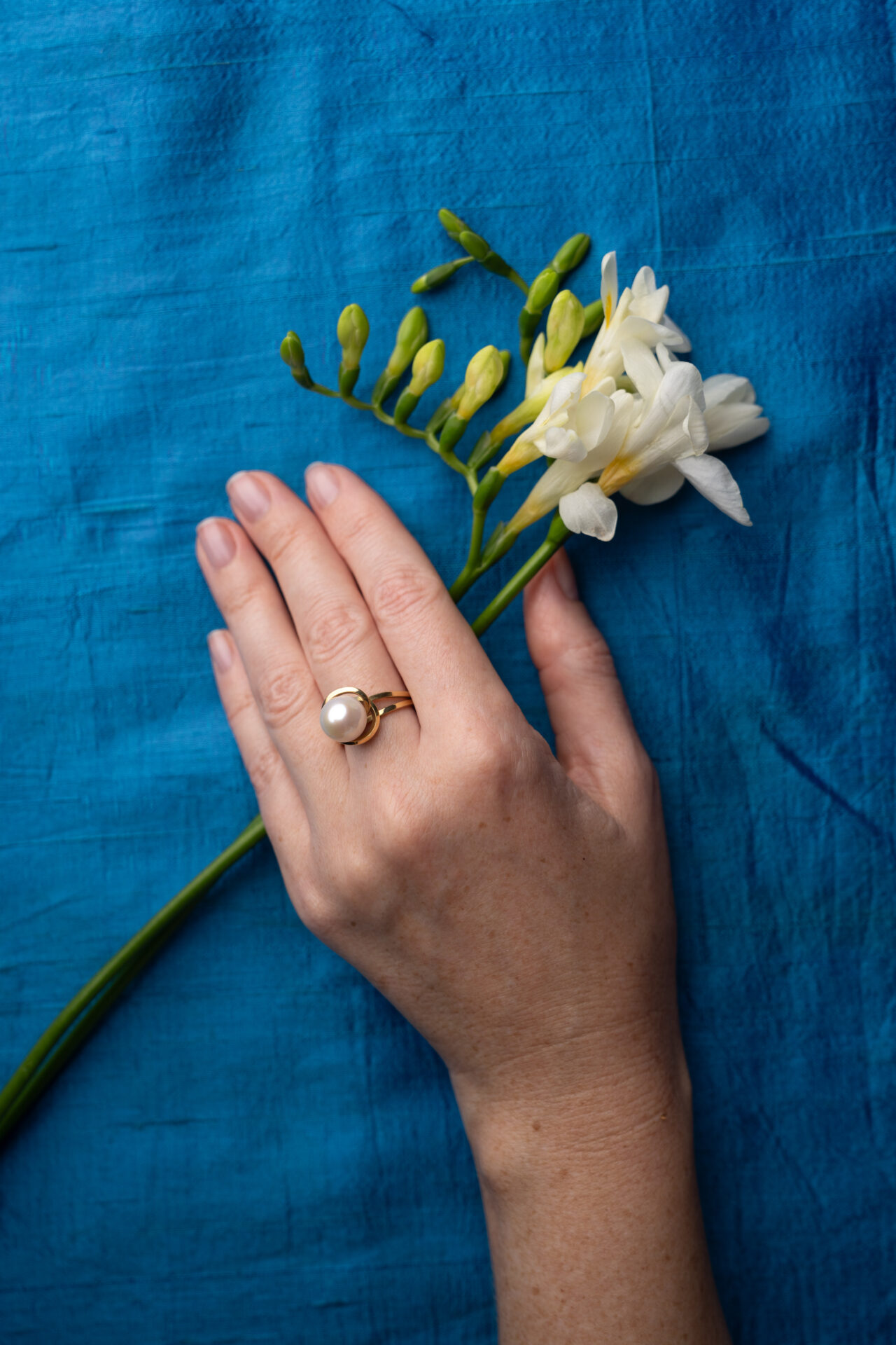 MoonPearl Ring in 18kyg - Size 8 - Hand Model by Dorothee Rosen