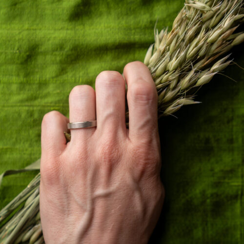 Wedding Band - 18kpw - brushed matte - 4.5mm - Size 8.5 - Hand Model by Dorothee Rosen