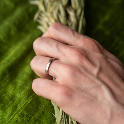 Wedding Band - 18kpw - wild-brushed - 3mm - Size 8 - Hand Model by Dorothee Rosen